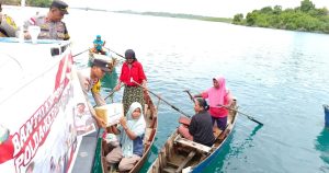 Warga Suku Laut di Air Gelubi Bintan Menerima Bantuan Sembako dari Polisi
