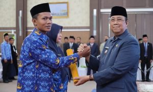 Wakil Bupati Karimun H Anwar Hasyim Melantik 110 PNS di Gedung Nilam Sari