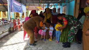 Desa Kampung Hilir Tambelan Menyerahkan Bantuan Vitamin dan Susu kepada Balita