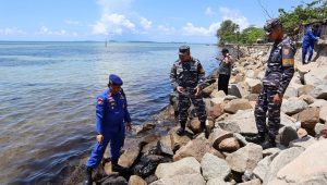 Pantai Berakit Tercemar Limbah Minyak Hitam, Polisi dan DLH Turun Tangan