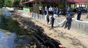 Polda Kepri Menyelidiki Asal Muasal Limbah Minyak Hitam di Perairan Batam