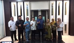 Bupati Bintan Menyerahkan Surat Pengantar dan SK Rekomendasi Usulan Nama Cawabup ke Pimpinan DPRD