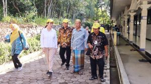 Cen Sui Lan Pantau Pembangunan MCK Senilai Rp200 Juta di Ponpes Al Kautsar Tanjungpinang