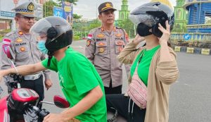 Polisi Sayang Warga, Polsek Bintan Timur Berbagi Helm Gratis