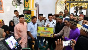 Ansar Ahmad Menyerahkan Bantuan Rp1,4 Miliar untuk Korban Puting Beliung di Pulau Kasu Batam