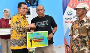 Ansar Ahmad Menyerahkan Bantuan Alat Tangkap Perikanan untuk Nelayan Kota Batam