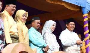 Roby Kurniawan Terkikik-kikik Menyaksikan Penampilan Peserta Pawai Pekan Muharam