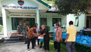 Koramil 07/Tambelan Berbagi Puluhan Paket Sembako untuk Lansia dan Warga Kurang Mampu