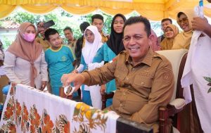 Peringatan HAN 2023, Ansar Ahmad Membatik di Gedung Daerah Tanjungpinang