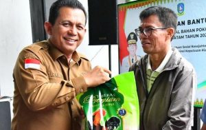 Rp3,9 Miliar, Ansar Ahmad Menyerahkan 1.200 Paket Sembako untuk Masyarakat Batam