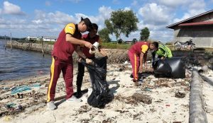 Kapolsek Gunung Kijang Sapu Bersih Sampah di Pesisir Pantai Lohoa
