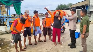 Kapolsek Gunung Kijang Memberikan Life Jacket kepada Nelayan Malang Rapat