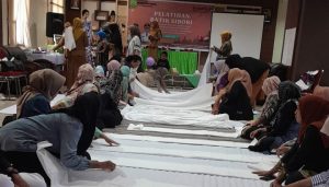 Puluhan Perempuan Rentan di Tanjungpinang Diberi Pelatihan Batik Shibori, Lihat Hasilnya