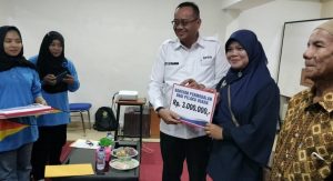 Ady Hermawan Menyerahkan Bantuan Modal kepada Pelaku Usaha Mikro di Karimun