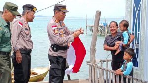 AKP Rugianto Kapolsek Bintan Timur Berbagi Bendera Merah Putih di Pulau Terdepan NKRI
