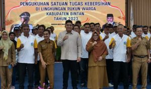 Bupati Bintan Mengukuhkan Satgas Kebersihan RW, Ini Harapan Roby Kurniawan