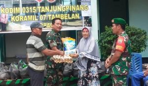 Danramil 07/Tambelan Menyalurkan Bantuan Sembako untuk Lansia