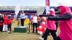Tak Mau Kalah dengan Bupati, Hafizha Rahmadhani Melepas Gerak Jalan Kampung di Teluk Bintan