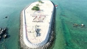 Polres Bintan Mengibarkan Bendera Merah Putih di Pulau Malang Berdaun Tak Berpenghuni