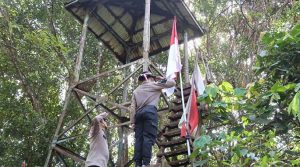 Kapolres Bintan Mengibarkan Bendera Merah Putih di Puncak Gunung Bintan