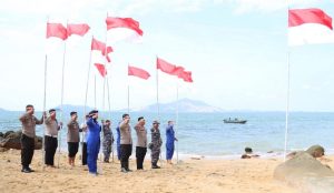 Kapolres Karimun Mengibarkan Bendera Merah Putih di Tokong Hiu Pulau Terluar NKRI