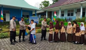 Pelajar SD Senggiling Dapat Sarapan Gratis dari Personel Polres Bintan