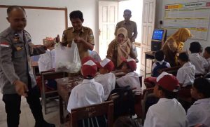 Polres Bintan Memberikan Paket Sarapan Merah Putih di SDN 007 Teluk Bintan
