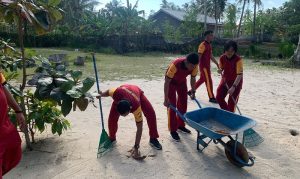 Polres Bintan Membersihkan Pantai Dinda Sakera
