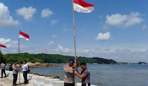 Polres Bintan Mengibarkan Bendera Merah Putih di Pulau Tanjung Sading