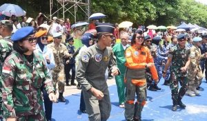 Personel TNI AU Lanud RHF Menampilkan Replika Alutsista Pesawat F-16