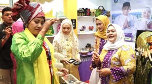 Veronica Yulis Yudo Margono Terpincut Kalung dari Sisik Ikan di Stan Dekranasda Bintan