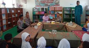 AKP Satri Putra Berbagi Buku Tulis untuk Anak Pesisir Nusantara