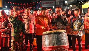 Foto Moon Cake 2023 Tanjungpinang Dimeriahkan Parade Lampion, Ansar: Jaga Toleransi di Kepri