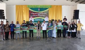 Ansar Ahmad Menyerahkan Bantuan Pertanian buat Petani Batam