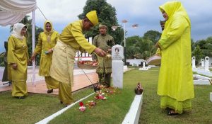 Hari Jadi Ke-21 Provinsi Kepri, Ansar Ahmad dan Marlin Agustina Ziarah ke Makam Tokoh Pejuang