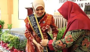 Hafizha Rahmadhani Menerima Anugerah Gelar Bunda PAUD Berdedikasi