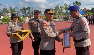 Kapolres Bintan Memberikan Penghargaan kepada Empat Polisi Teladan