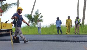 Tinjau Proyek Jalan Senilai Rp22 Miliar di Pantai Sakera, Farid Irfan: Selesai Sebelum Desember