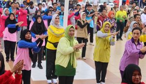 Hari Jadi Ke-21 Provinsi Kepri, Hj Dewi Kumalasari dan Ribuan Warga Senam Sehat