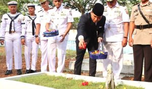 Menyambut HUT Ke-78 TNI, Ahdi Muqsith Wabup Bintan Tabur Bunga di TMP Dwikora