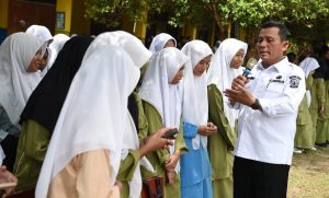 Ansar Ahmad Membagikan Kunci Sukses kepada Pelajar SMAN 1 Lingga