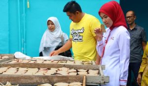 Roby Kurniawan Bangga Mengenakan Kaus Kerupuk Bintan Menuju Dunia