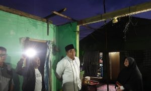 Rumah Bintang Warga Bintan Buyu Dihantam Puting Beliung, Roby Kurniawan Langsung Bantu Korban