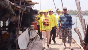 Cen Sui Lan Meneteskan Air Mata Melihat Keadaan Keluarga Suku Laut di Pulau Gare Batam