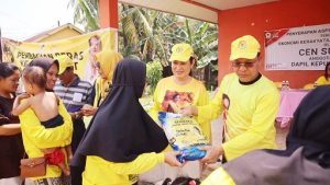 Cen Sui Lan Menyerahkan Bansos sambil Menyerap Aspirasi di Komplek Graha Mas Batam