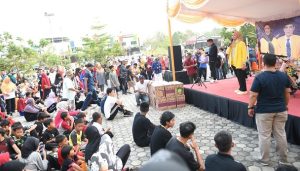 Dewi Kumalasari Berbagi Doorprize di Jalan Bandara Baru RHF Tanjungpinang