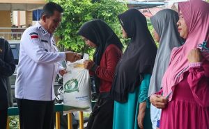 Ansar Ahmad Menyerahkan Bantuan Pangan untuk Masyarakat Tanjungpinang