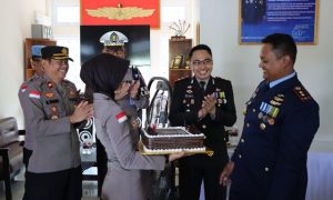 Kapolres Bintan dan Jajaran Beri Kado Kue Ultah kepada Matra TNI