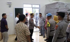 Kapolres Bintan Mengecek Kondisi Gudang Logistik di Kantor KPU, Berikut Pesan AKBP Riky Iswoyo
