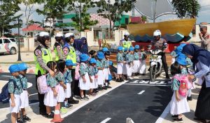 Polsanak, Satlantas Polres Bintan Beri Edukasi Rambu Lalu Lintas kepada Anak TK